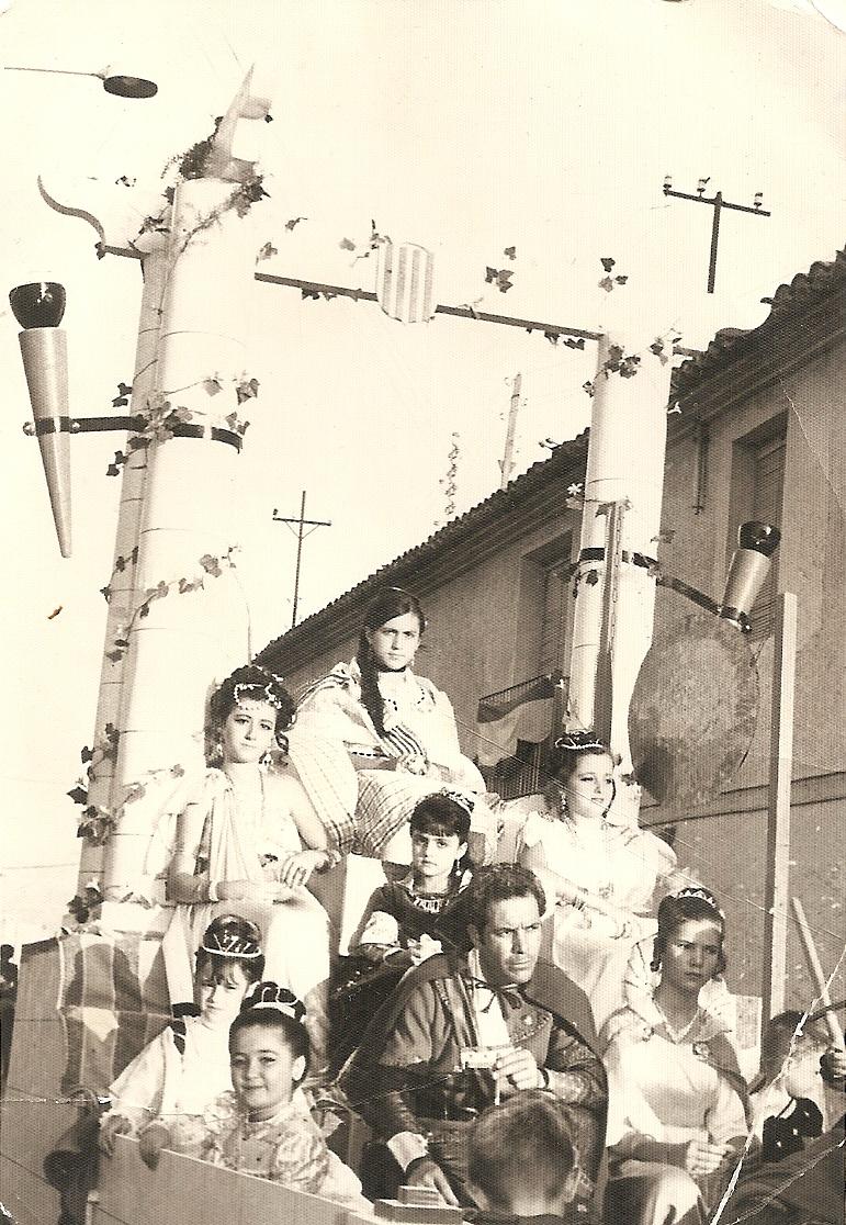 Alfonso Martinez Hernandez en 1970 en la carroza junto a romanas